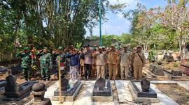 PERINGATI HARI KEMERDAKAAN, PEMERINTAH KALURAHAN PATUK DAN KORAMIL PATUK ZIARAH SERTA TABUR BUNGA DI
